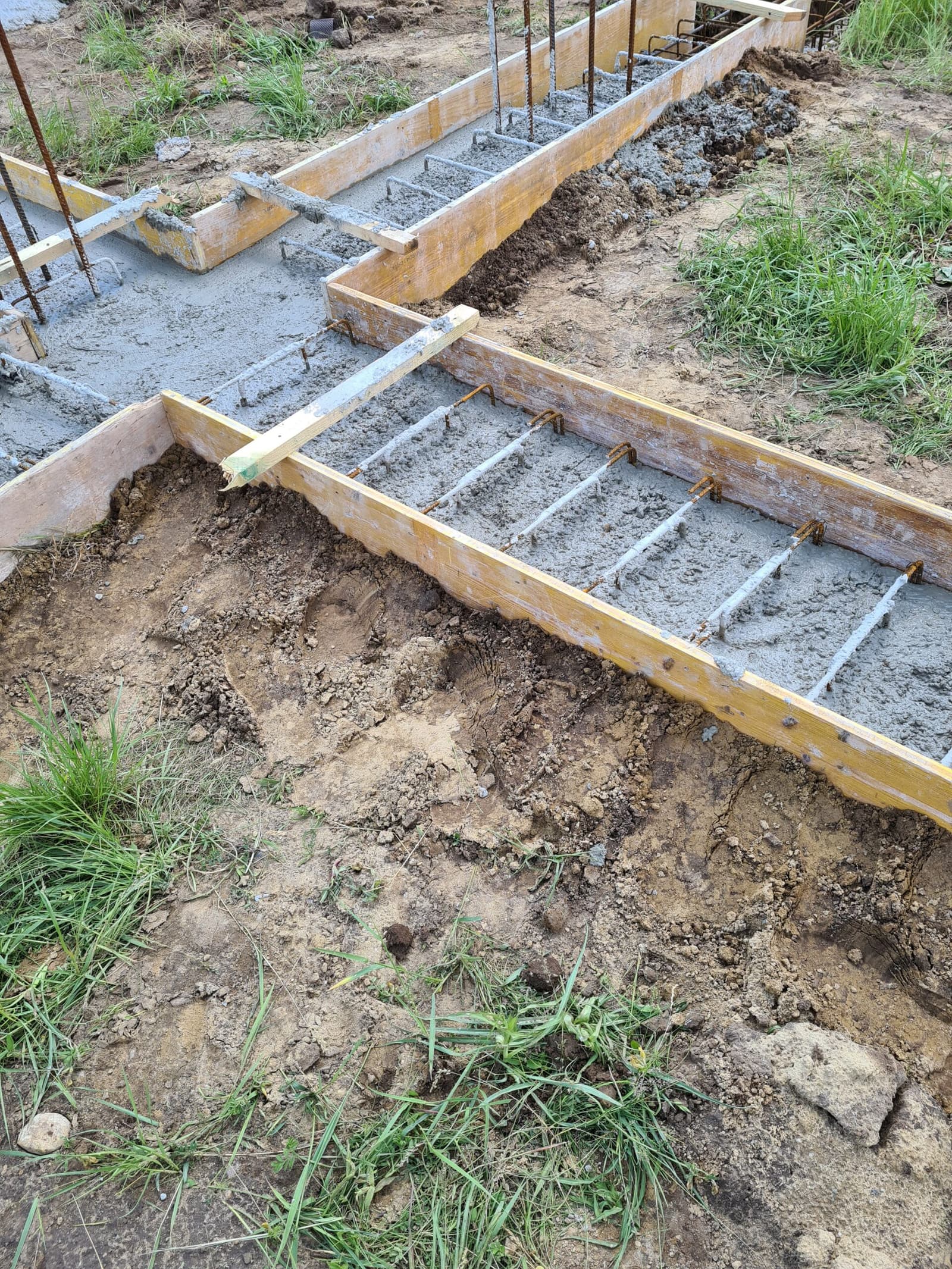 Sávalap zsaluzása és vasalása betonozás előtt