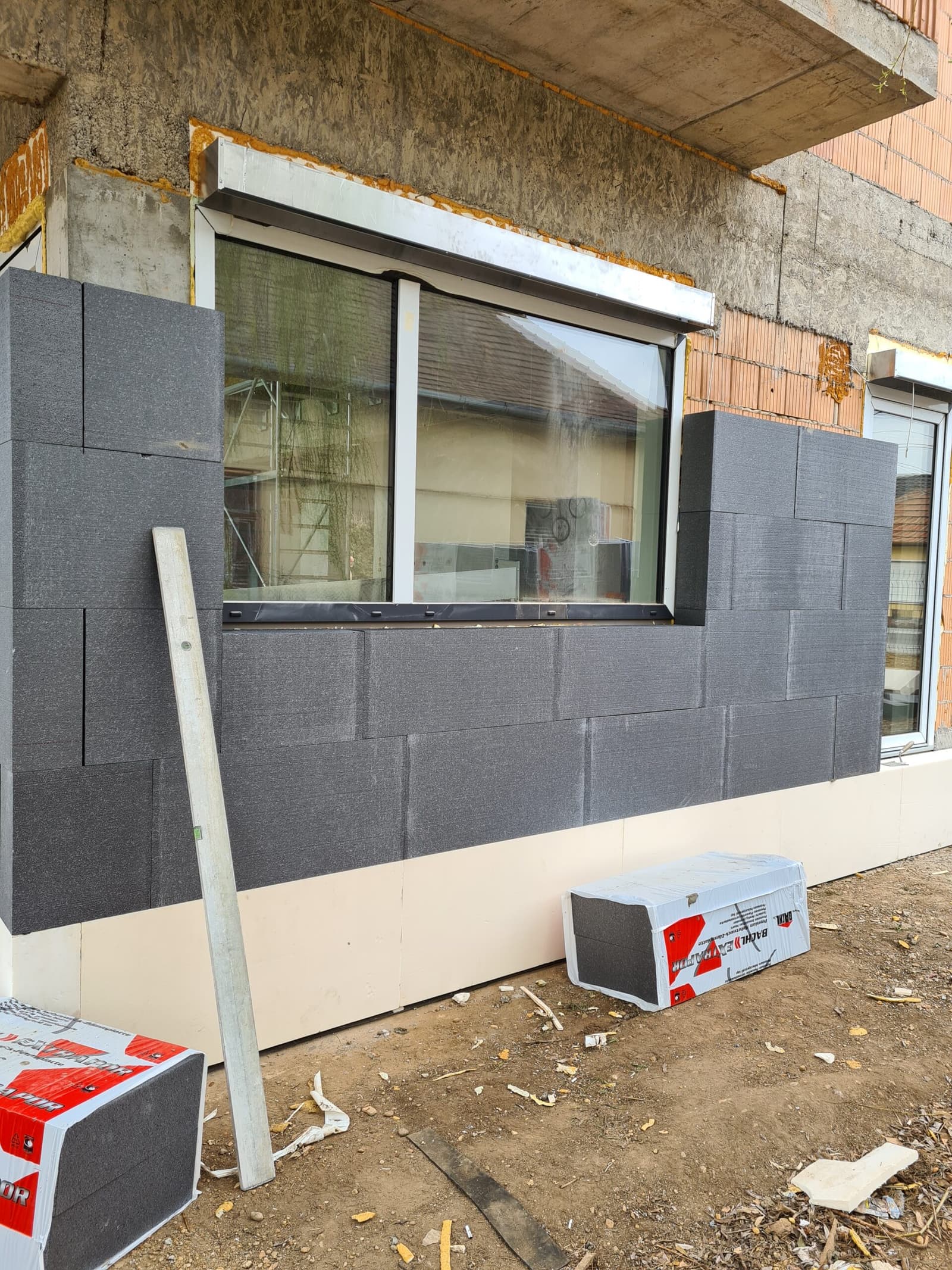 Grafit EPS homlokzati hőszigetelés ablak körül, lábazati XPS-sel
