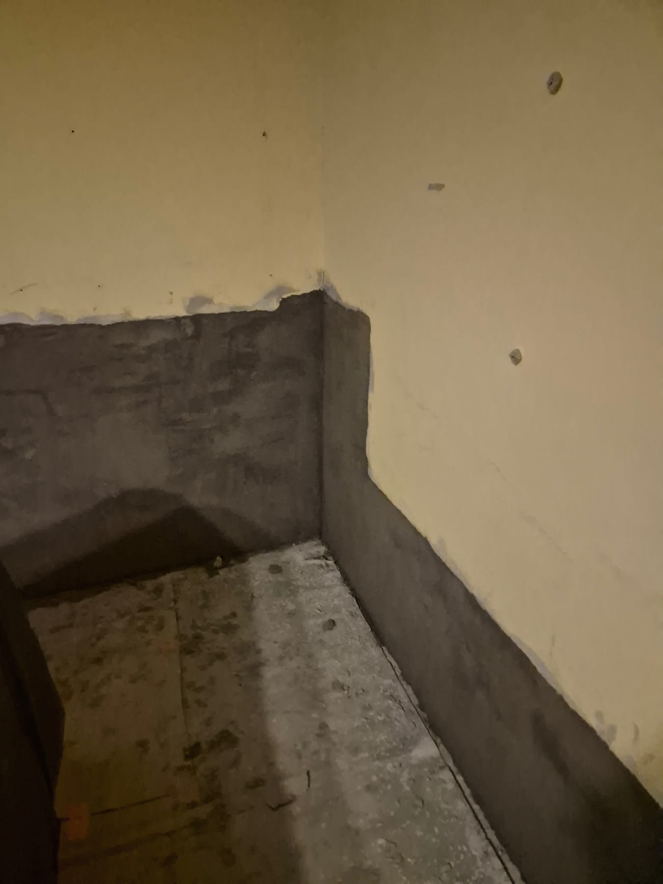 Kenhető vízszigetelés vizes helyiségben, felhajtással