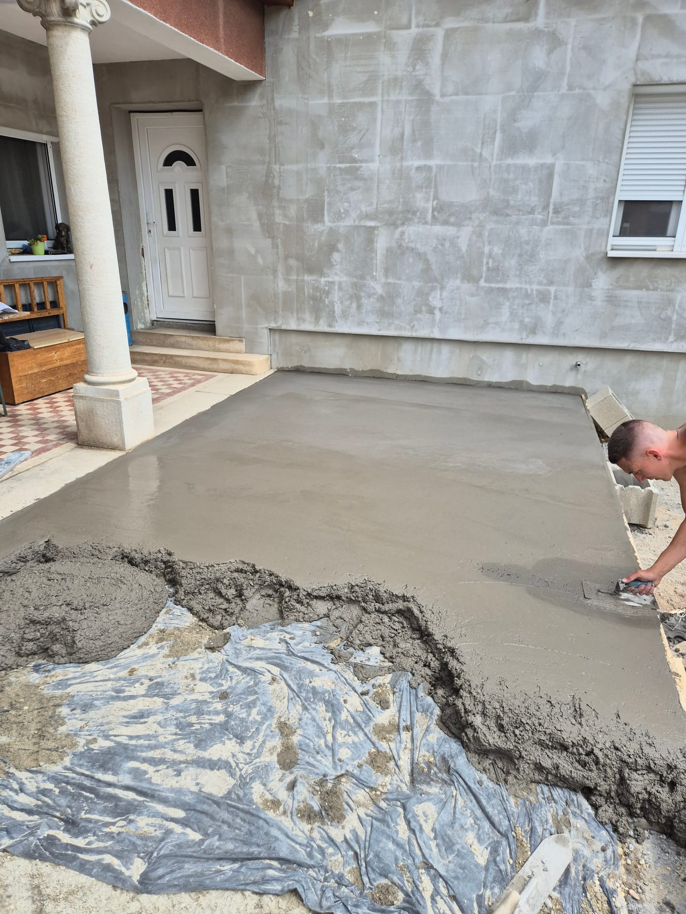 Terasz betonozása és simítása oszlopos családi háznál